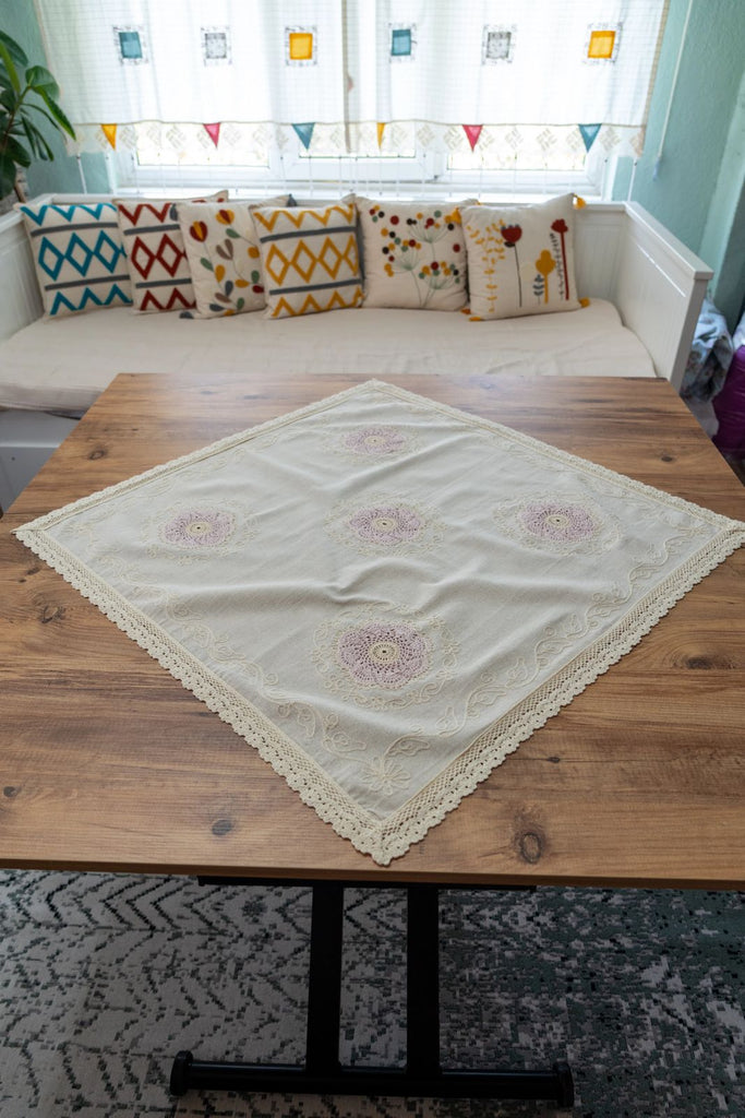 Pembe Nakışlı Dantelli Keten Runner 90x90 cm