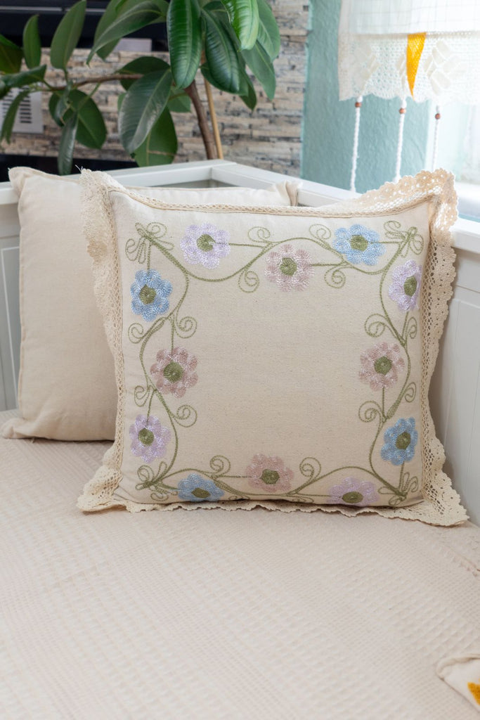 Koton,Dantelli Çiçek Detaylı Kırlent Kılıfı