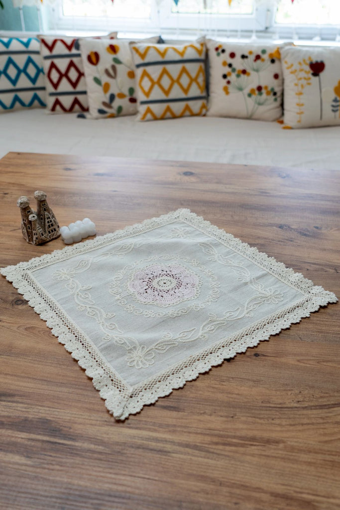 Pembe Nakışlı Dantelli Keten Runner 45x45 cm