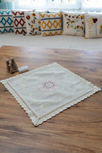 Görseli Galeri görüntüleyiciye yükleyin, Pembe Nakışlı Dantelli Keten Runner 45x45 cm