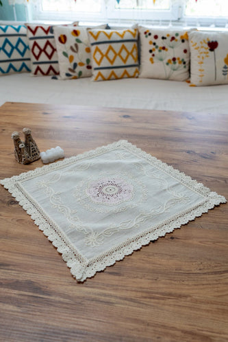 Pembe Nakışlı Dantelli Keten Runner 45x45 cm