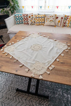 Görseli Galeri görüntüleyiciye yükleyin, Krem Nakışlı Dantelli Keten Runner 90x90 cm