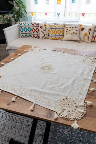 Krem Nakışlı Dantelli Keten Runner 130x130 cm