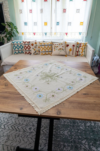 Çiçek Nakışlı Dantelli Keten Runner 90x90 cm