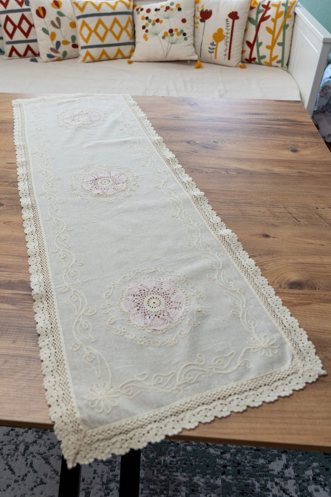 Pembe Nakışlı Dantelli Keten Runner 50x130 cm