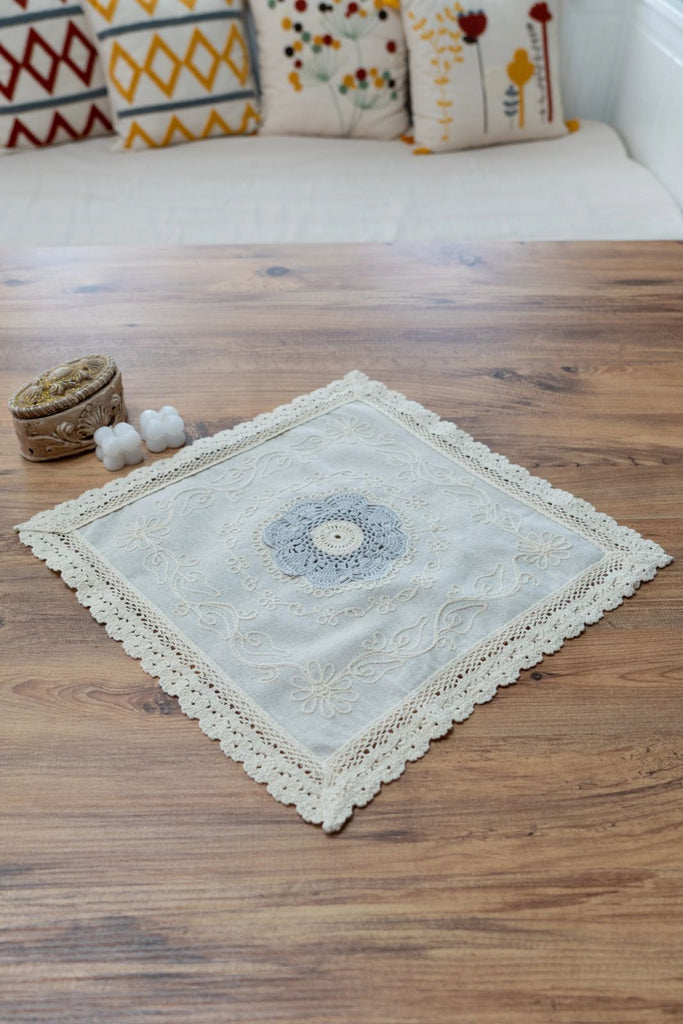 Mavi Nakışlı Dantelli Keten Runner 45x45 cm