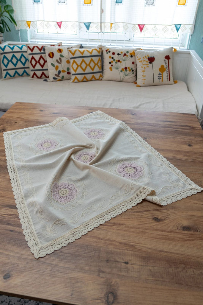 Pembe Nakışlı Dantelli Keten Runner 90x90 cm