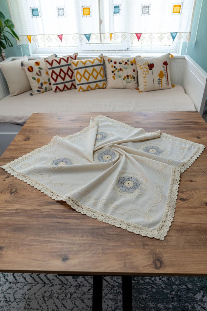 Mavi Nakışlı Dantelli Keten Runner 90x90 cm