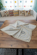 Görseli Galeri görüntüleyiciye yükleyin, Mavi Nakışlı Dantelli Keten Runner 90x90 cm