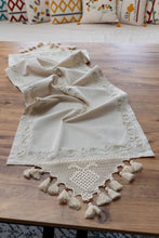 Görseli Galeri görüntüleyiciye yükleyin, Beyaz Nakışlı Dantelli Keten Runner 50x130 cm