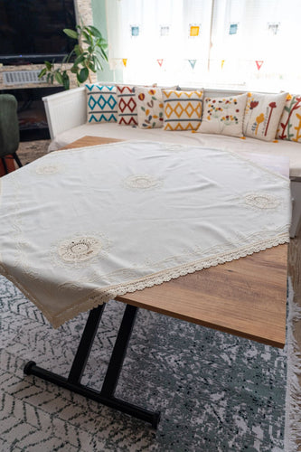 Krem Nakışlı Dantelli Keten Runner 130x130 cm