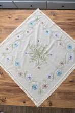Görseli Galeri görüntüleyiciye yükleyin, Çiçek Nakışlı Dantelli Keten Runner 90x90 cm