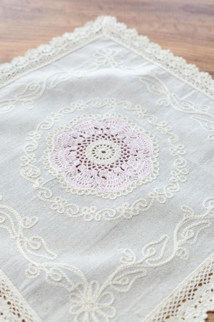 Pembe Nakışlı Dantelli Keten Runner 45x45 cm