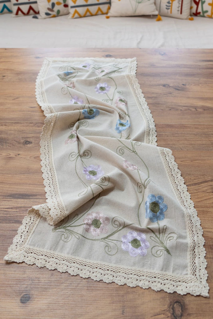 Çiçek Nakışlı Dantelli Keten Runner 50x130 cm