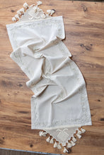 Görseli Galeri görüntüleyiciye yükleyin, Beyaz Nakışlı Dantelli Keten Runner 50x130 cm