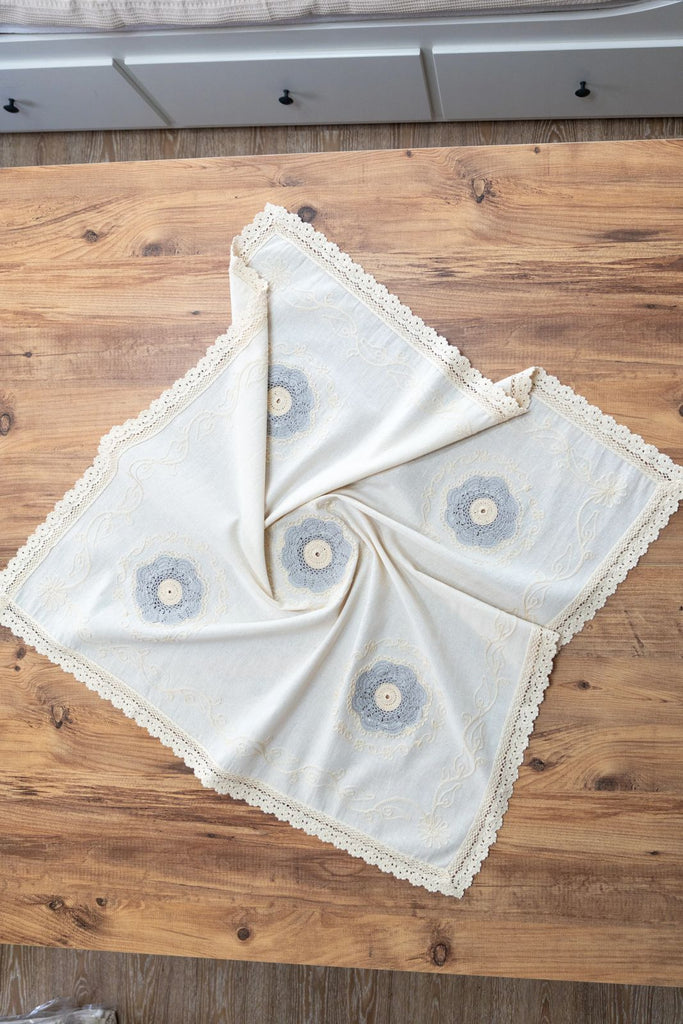 Mavi Nakışlı Dantelli Keten Runner 90x90 cm