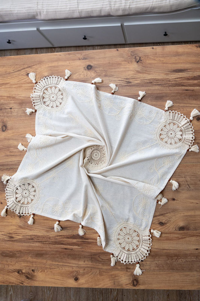 Krem Nakışlı Dantelli Keten Runner 130x130 cm