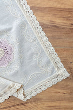 Görseli Galeri görüntüleyiciye yükleyin, Pembe Nakışlı Dantelli Keten Runner 90x90 cm