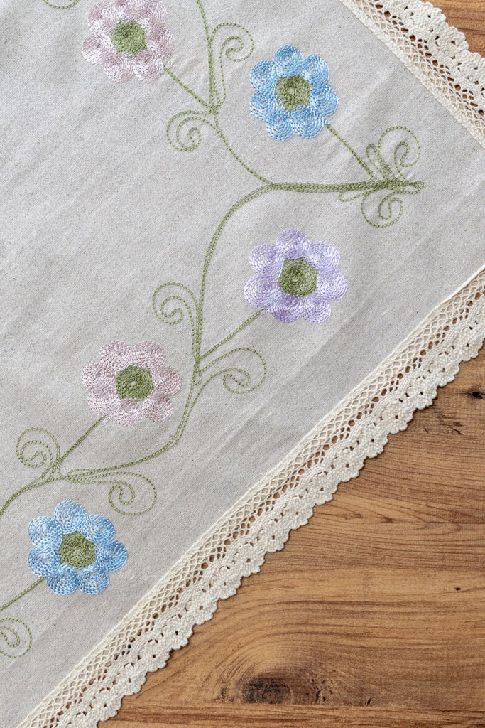 Çiçek Nakışlı Dantelli Keten Runner 90x90 cm