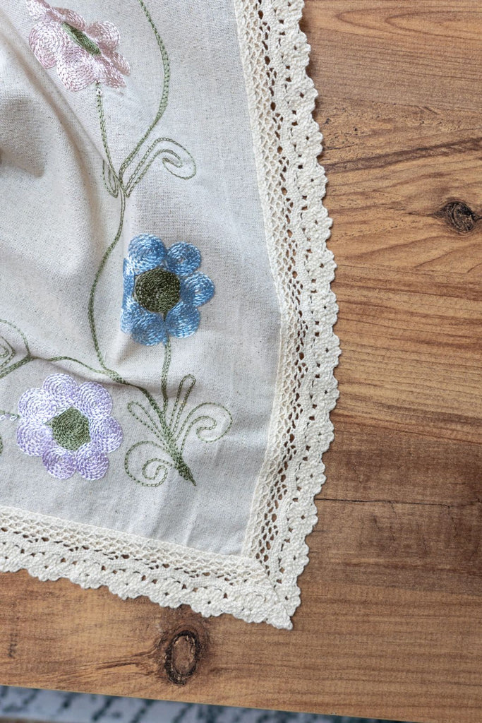 Çiçek Nakışlı Dantelli Keten Runner 50x130 cm
