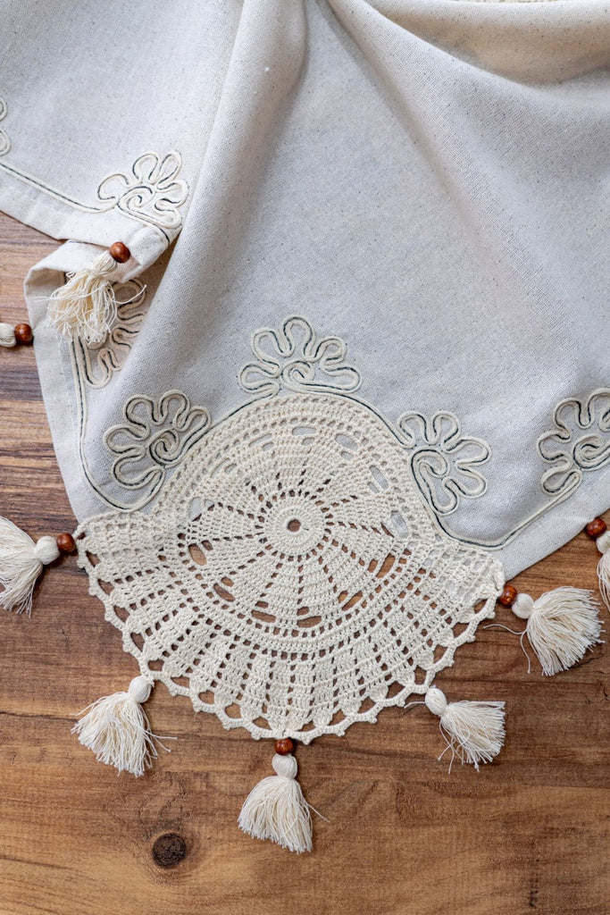 Krem Nakışlı Dantelli Keten Runner 90x90 cm