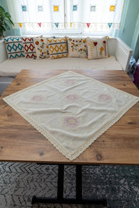 Pembe Dantelli Keten Kare Masa Örtüsü 90x90 cm