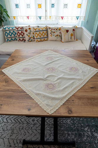 Pembe Nakışlı Dantelli Keten Runner 90x90 cm