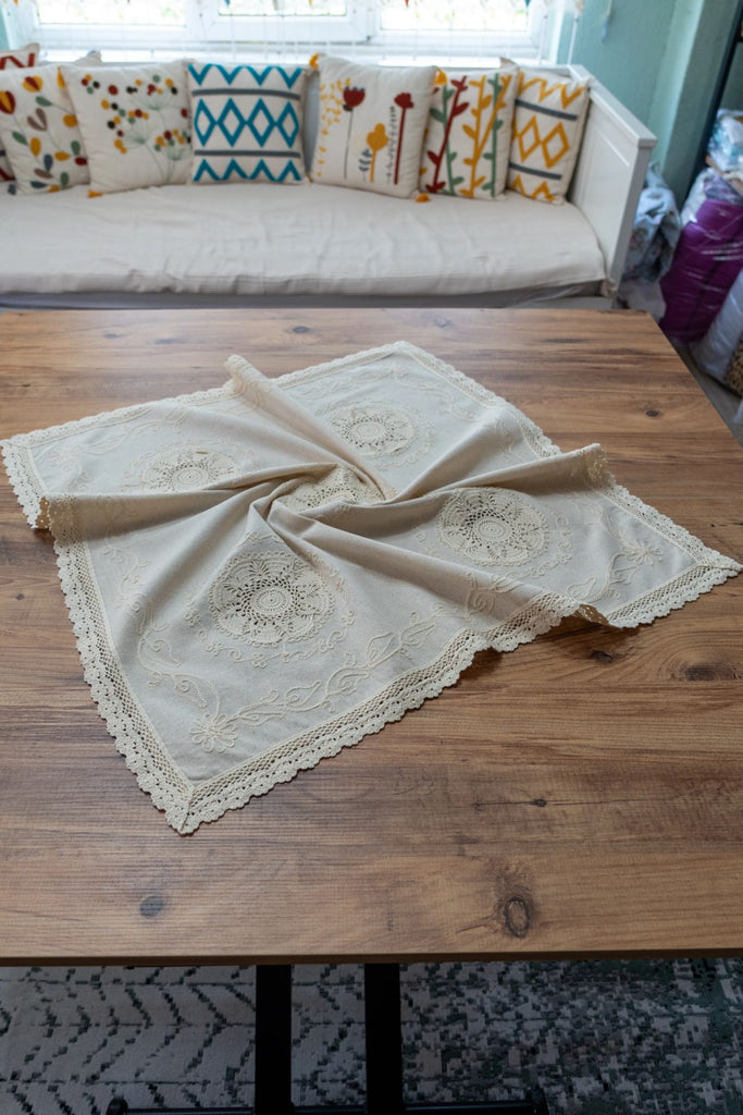 Krem Nakışlı Dantelli Keten Runner 45x45 cm