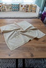 Görseli Galeri görüntüleyiciye yükleyin, Krem Nakışlı Dantelli Keten Runner 45x45 cm