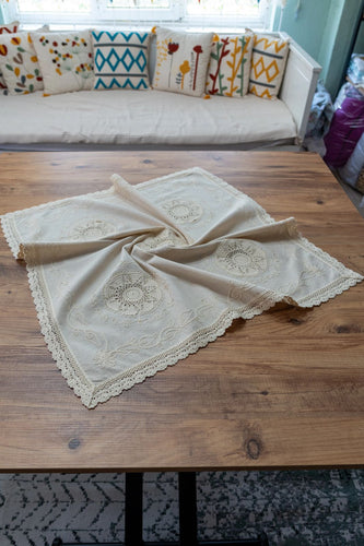 Krem Nakışlı Dantelli Keten Runner 45x45 cm