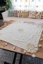 Görseli Galeri görüntüleyiciye yükleyin, Krem Nakışlı Dantelli Keten Runner 130x130 cm
