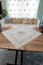 Görseli Galeri görüntüleyiciye yükleyin, Çiçek Nakışlı Dantelli Keten Runner 90x90 cm