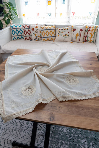 Krem Nakışlı Dantelli Keten Runner 130x130 cm