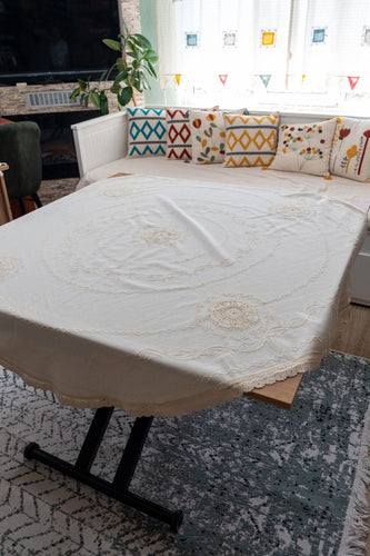 Krem Nakışlı Dantelli Keten Runner 130x130 cm