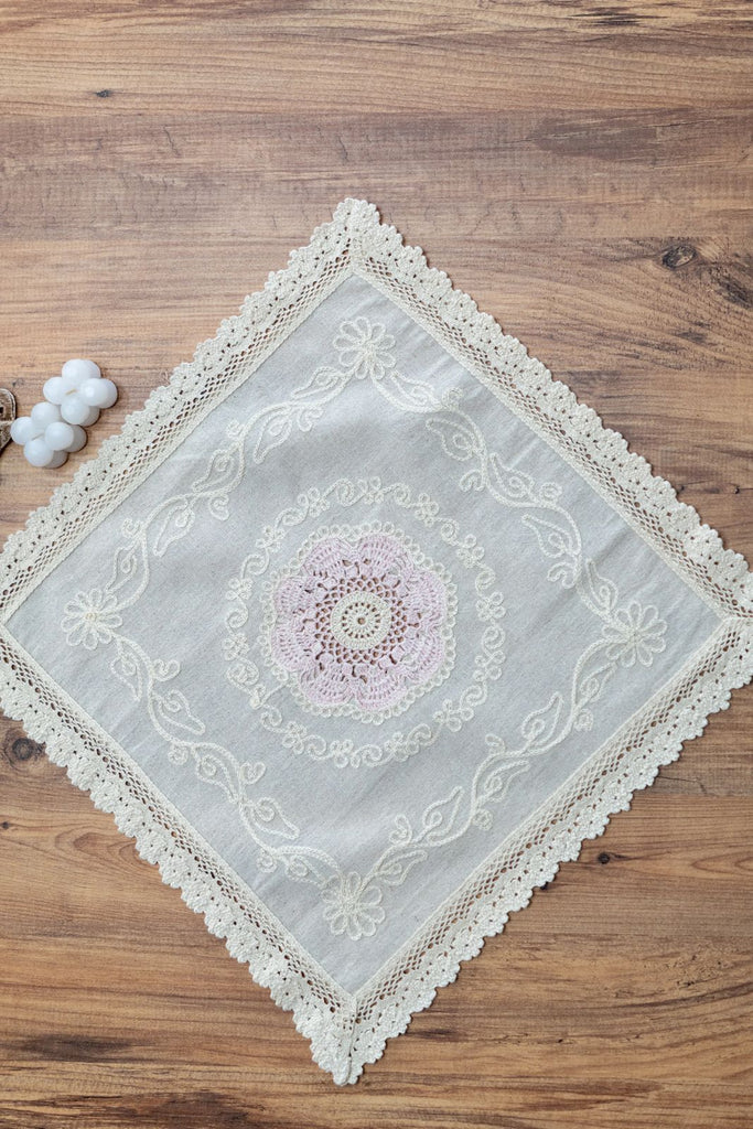 Pembe Nakışlı Dantelli Keten Runner 45x45 cm