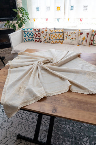Krem Nakışlı Dantelli Keten Runner 180x180 cm