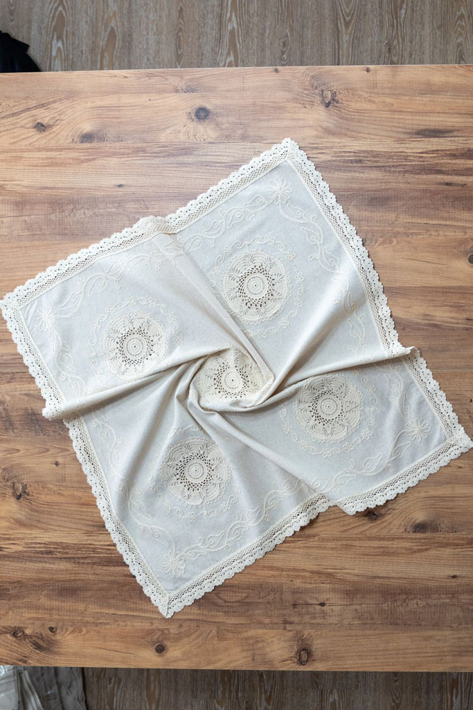 Krem Nakışlı Dantelli Keten Runner 45x45 cm