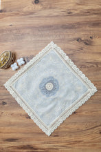 Görseli Galeri görüntüleyiciye yükleyin, Mavi Nakışlı Dantelli Keten Runner 45x45 cm