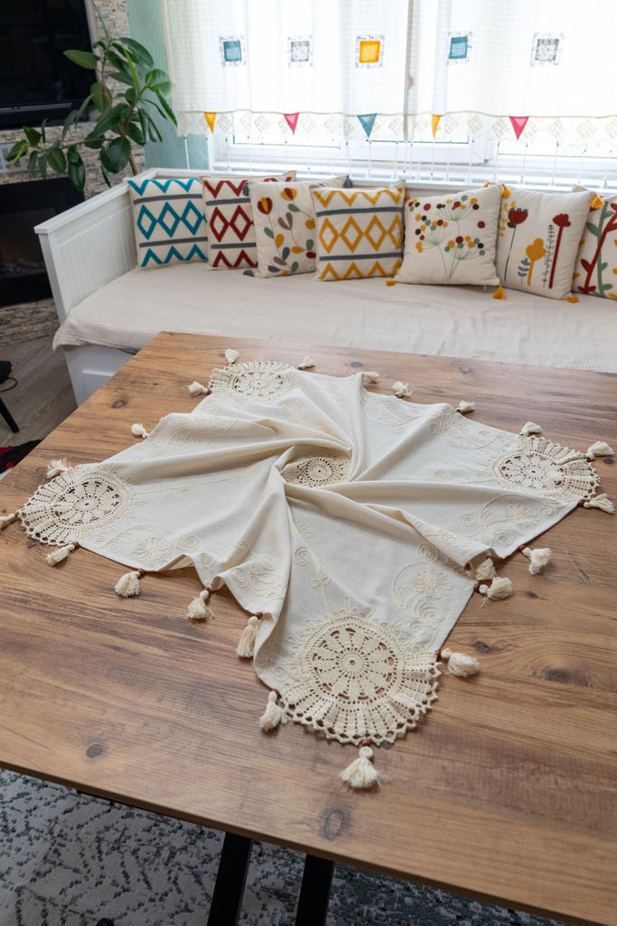Krem Nakışlı Dantelli Keten Runner 130x130 cm