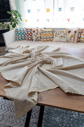 Krem Nakışlı Dantelli Keten Runner 180x180 cm