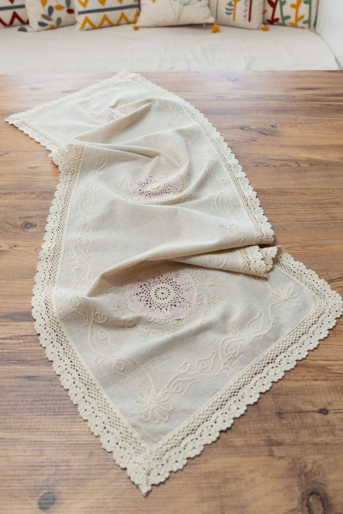 Pembe Nakışlı Dantelli Keten Runner 50x130 cm