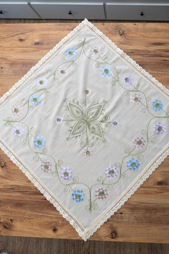 Çiçek Nakışlı Dantelli Keten Runner 90x90 cm