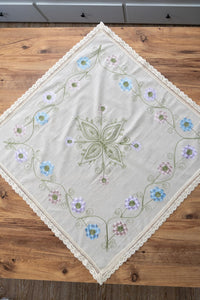 Çiçek Nakışlı Dantelli Keten Kare Masa Örtüsü 90x90 cm