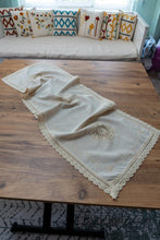 Görseli Galeri görüntüleyiciye yükleyin, Krem Nakışlı Dantelli Keten Runner 50x130 cm