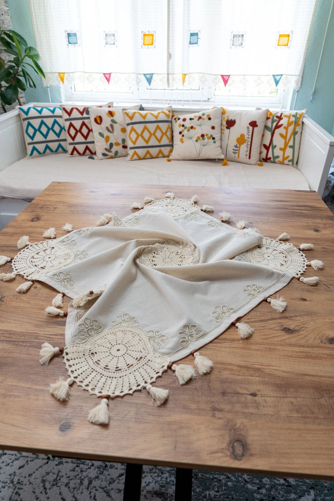 Krem Nakışlı Dantelli Keten Runner 90x90 cm