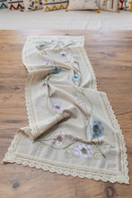 Görseli Galeri görüntüleyiciye yükleyin, Çiçek Nakışlı Dantelli Keten Runner 50x130 cm