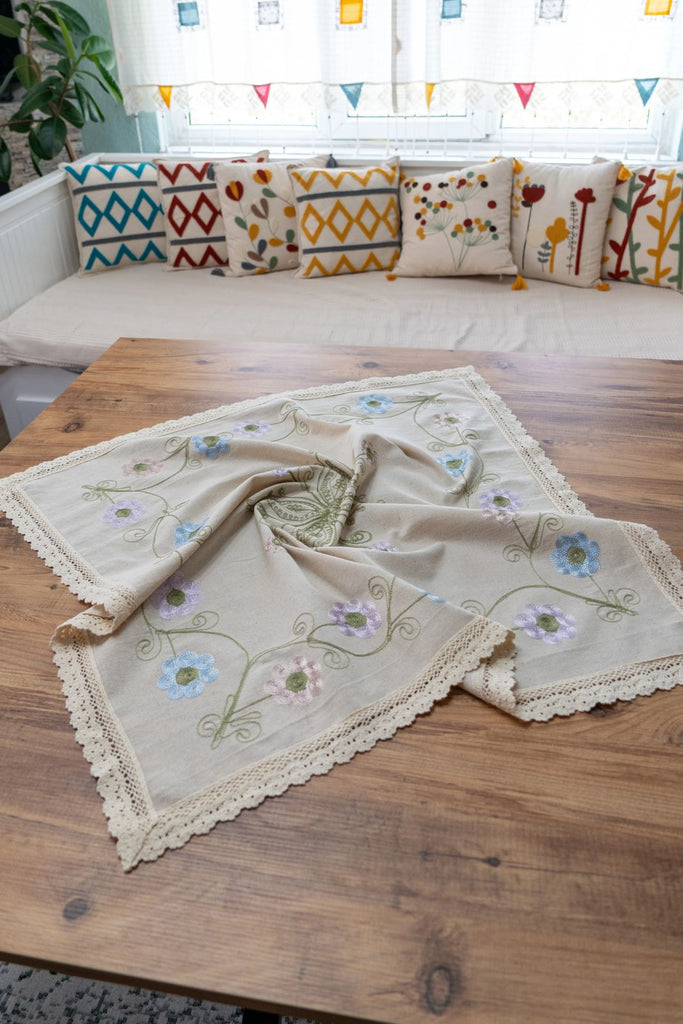 Çiçek Nakışlı Dantelli Keten Runner 90x90 cm