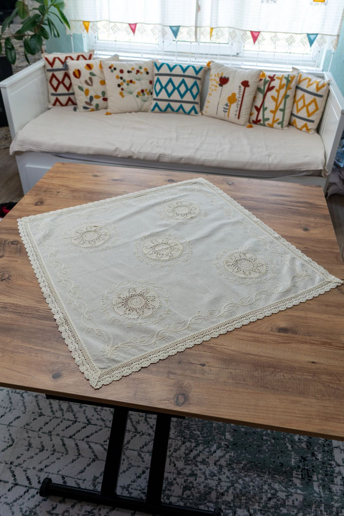 Krem Nakışlı Dantelli Keten Runner 45x45 cm