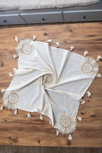 Görseli Galeri görüntüleyiciye yükleyin, Krem Nakışlı Dantelli Keten Runner 130x130 cm