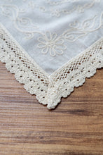 Görseli Galeri görüntüleyiciye yükleyin, Mavi Nakışlı Dantelli Keten Runner 45x45 cm